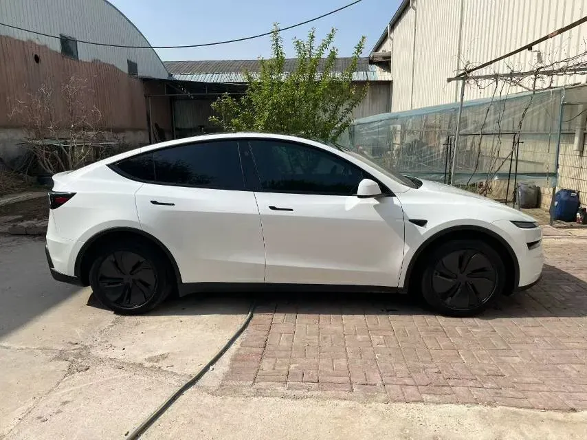 2025 Tesla Model Y BEV 62.5KWH,autocango,china used car exporter,china ev exporter,chinese used car exporter,chinese used ev exporter