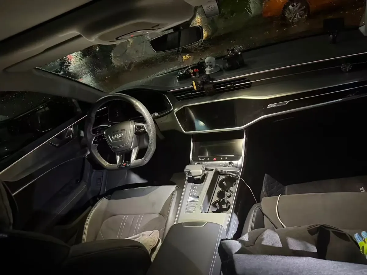 2024 Audi A7L 2.0T 245HP L4 7DCT,autocango,china used car exporter,china ev exporter,chinese used car exporter,chinese used ev exporter