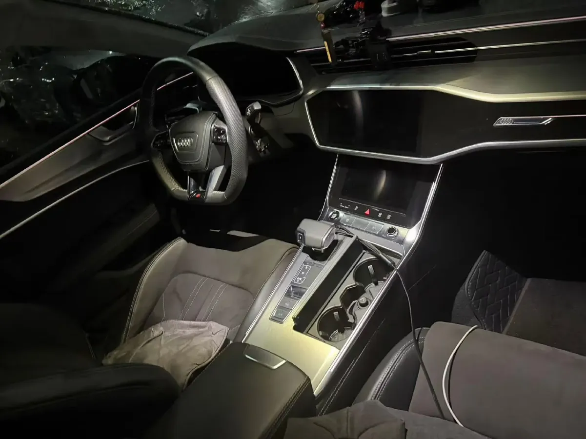 2024 Audi A7L 2.0T 245HP L4 7DCT,autocango,china used car exporter,china ev exporter,chinese used car exporter,chinese used ev exporter