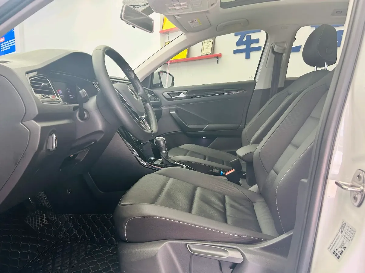 2021 Volkswagen T-Roc 1.4T 150HP L4 7DCT,autocango,china used car exporter,china ev exporter,chinese used car exporter,chinese used ev exporter