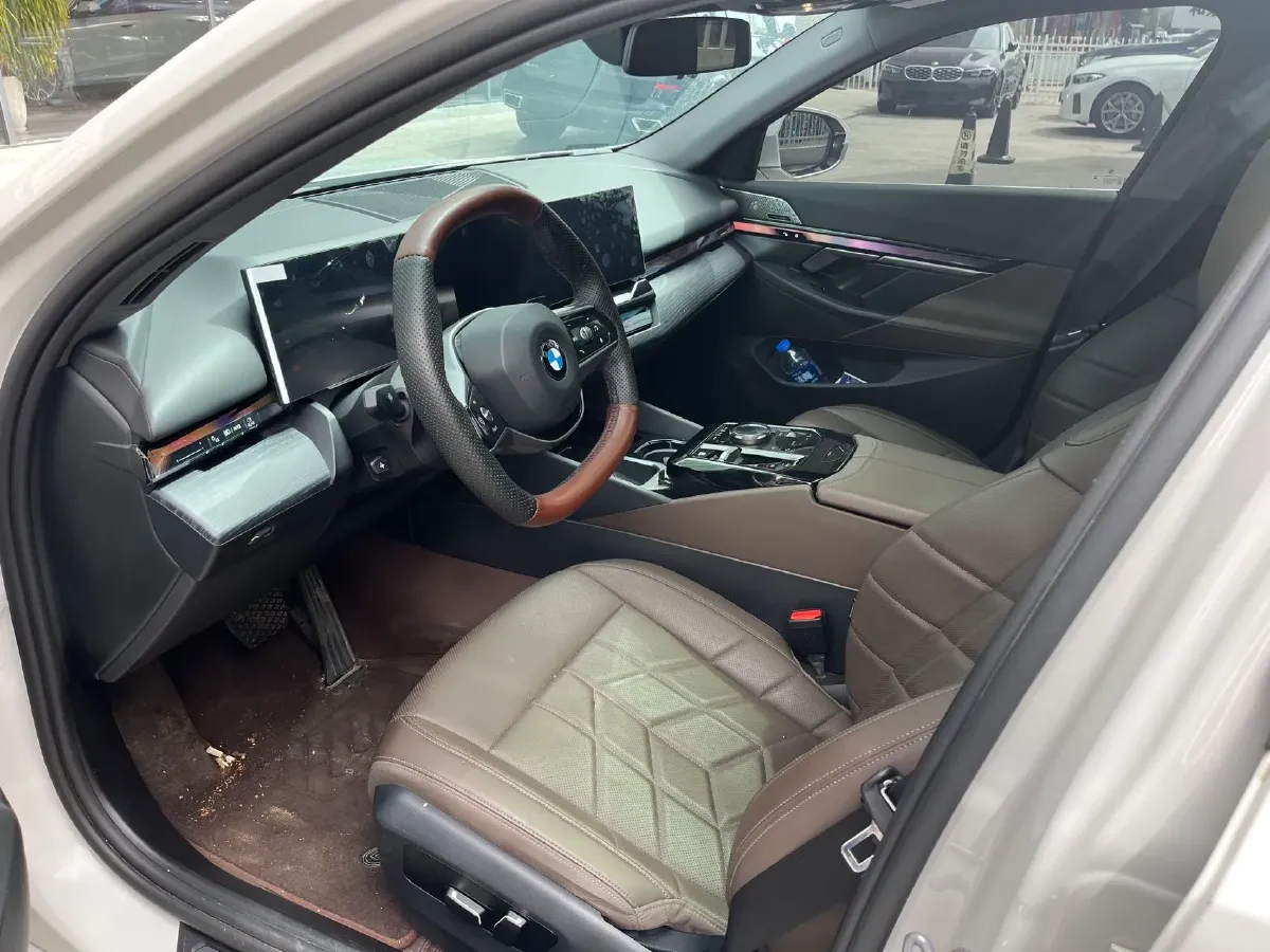 2024 BMW 5 Series 2.0T 258HP L4 8AT,autocango,china used car exporter,china ev exporter,chinese used car exporter,chinese used ev exporter