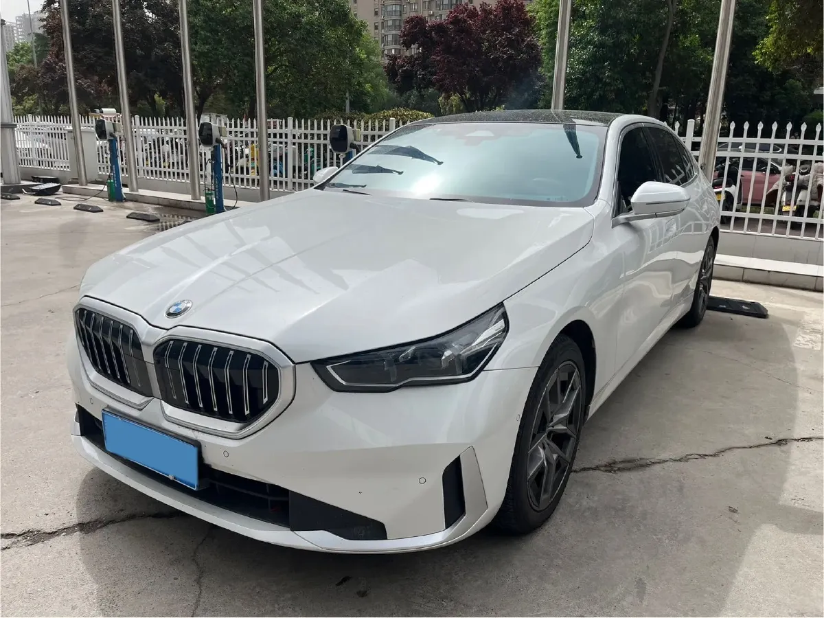 2024 BMW 5 Series 2.0T 258HP L4 8AT,autocango,china used car exporter,china ev exporter,chinese used car exporter,chinese used ev exporter