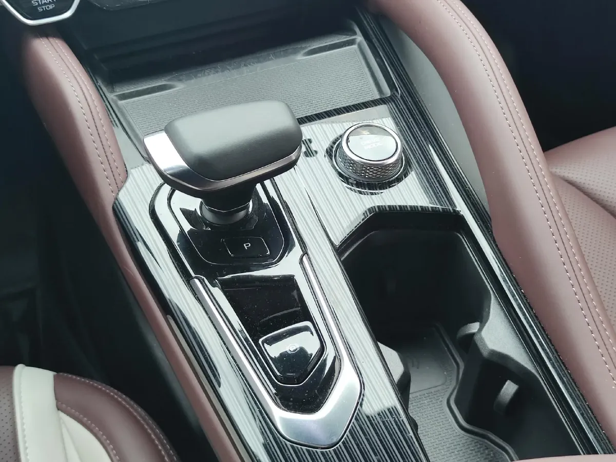 2021 Geely Monjaro 2.0T 218HP L4 7DCT,autocango,china used car exporter,china ev exporter,chinese used car exporter,chinese used ev exporter