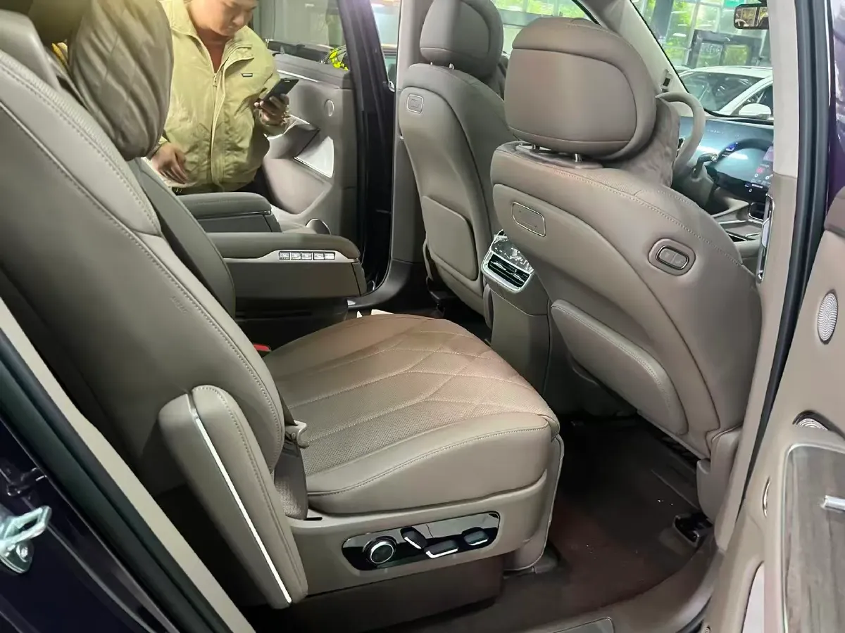 2025 AITO AITO M8 REEV 160HP REEV 53.4KWH,autocango,china used car exporter,china ev exporter,chinese used car exporter,chinese used ev exporter