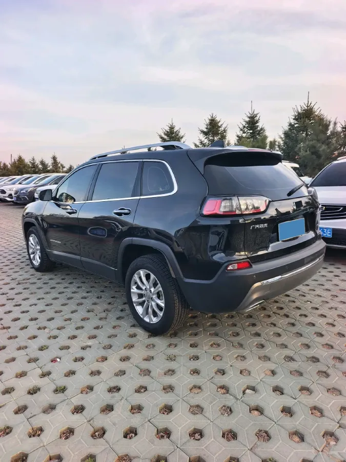 2019 Jeep Cherokee 2.0T 234HP L4 9AT,autocango,china used car exporter,china ev exporter,chinese used car exporter,chinese used ev exporter