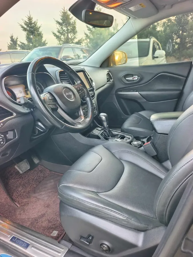 2019 Jeep Cherokee 2.0T 234HP L4 9AT,autocango,china used car exporter,china ev exporter,chinese used car exporter,chinese used ev exporter