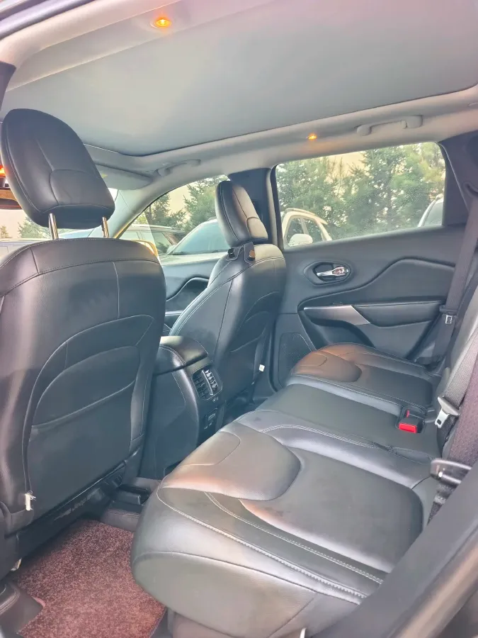 2019 Jeep Cherokee 2.0T 234HP L4 9AT,autocango,china used car exporter,china ev exporter,chinese used car exporter,chinese used ev exporter