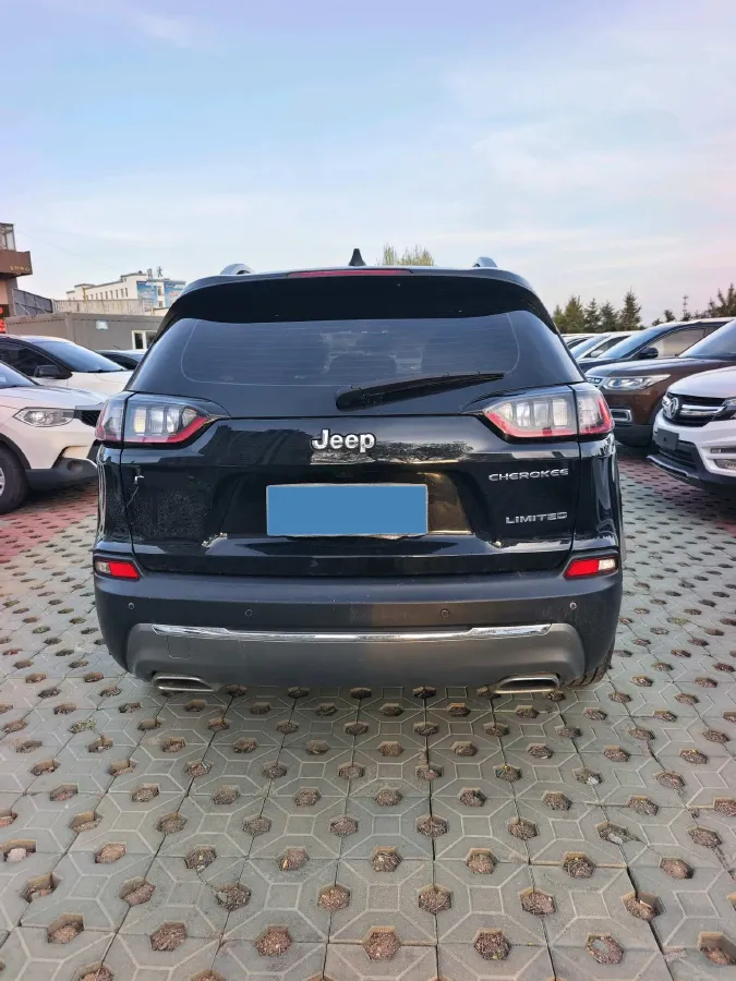 2019 Jeep Cherokee 2.0T 234HP L4 9AT,autocango,china used car exporter,china ev exporter,chinese used car exporter,chinese used ev exporter
