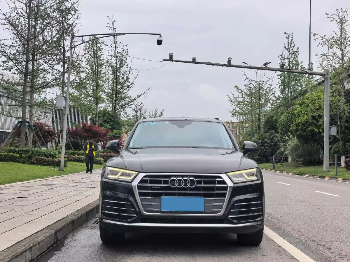 2020 Audi Q5L 2.0T 190HP L4 7DCT,autocango,china used car exporter,china ev exporter,chinese used car exporter,chinese used ev exporter