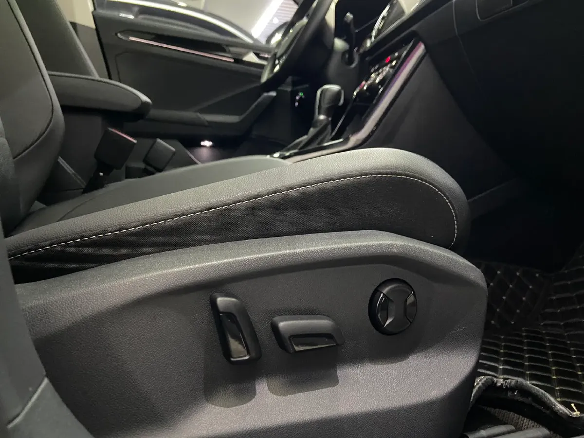 2022 Volkswagen T-Roc 1.4T 150HP L4 7DCT,autocango,china used car exporter,china ev exporter,chinese used car exporter,chinese used ev exporter