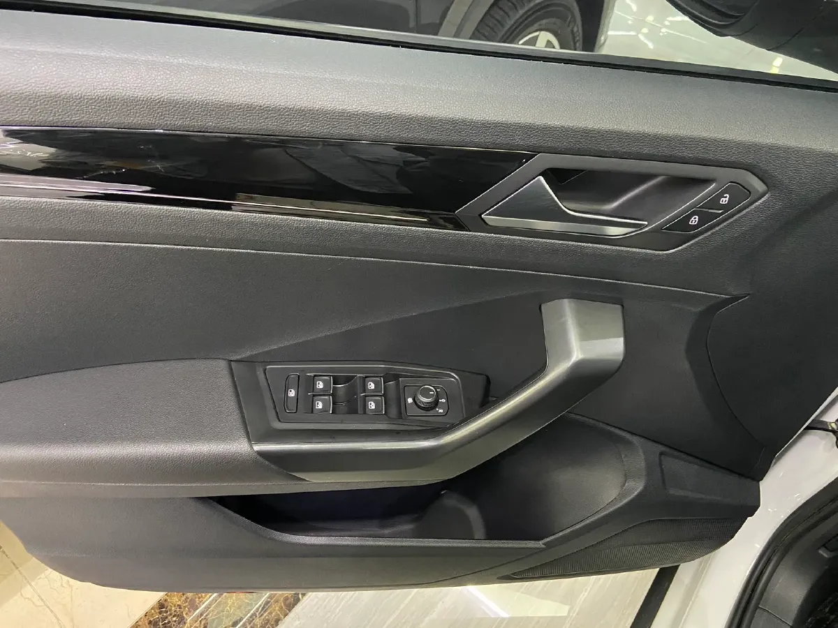 2022 Volkswagen T-Roc 1.4T 150HP L4 7DCT,autocango,china used car exporter,china ev exporter,chinese used car exporter,chinese used ev exporter