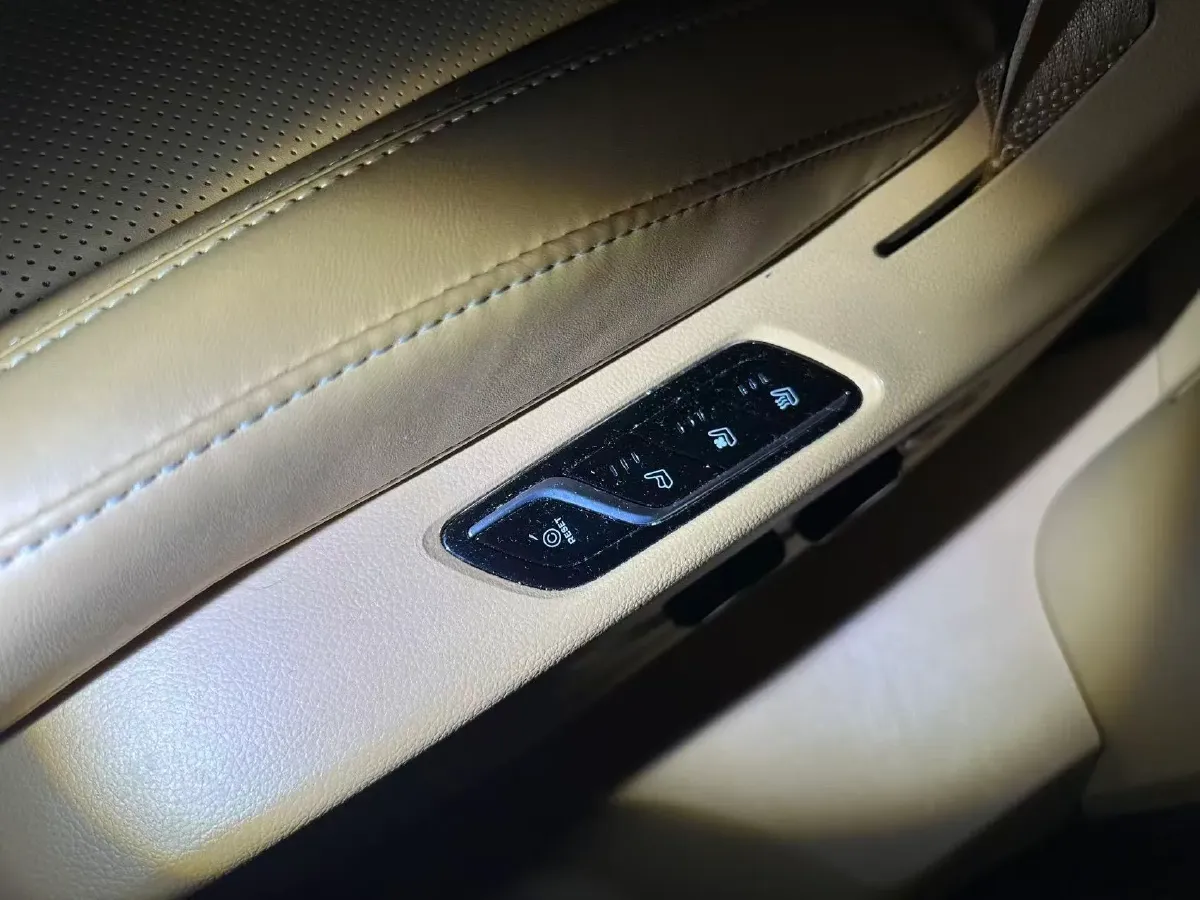 2024 Voyah Dream 1.5T 150HP L4 PHEV 43KWH,autocango,china used car exporter,china ev exporter,chinese used car exporter,chinese used ev exporter