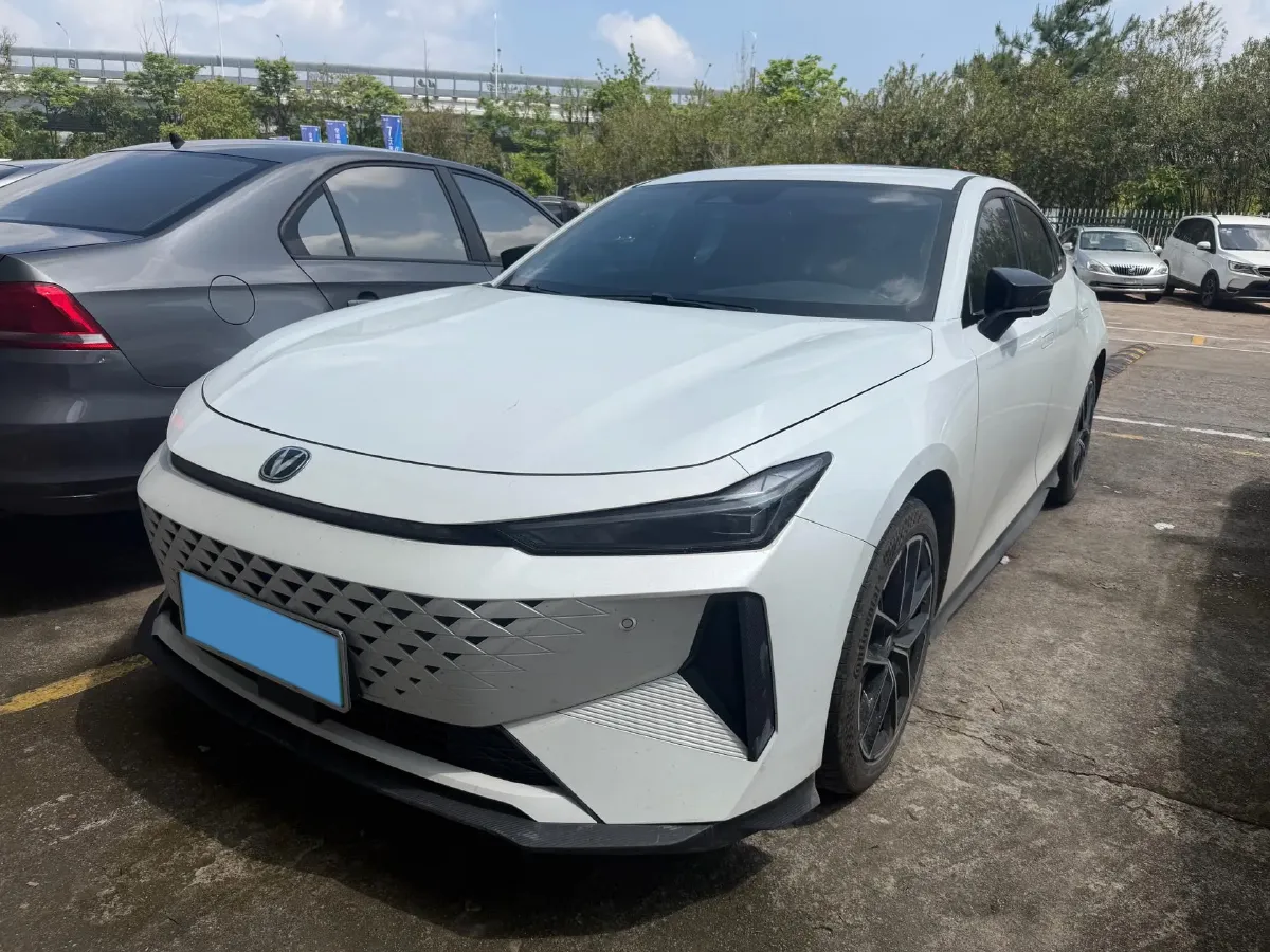 2024 ChangAn UNI-V iDD 1.5L 110HP L4 E-CVT PHEV 18.99KWH,autocango,china used car exporter,china ev exporter,chinese used car exporter,chinese used ev exporter