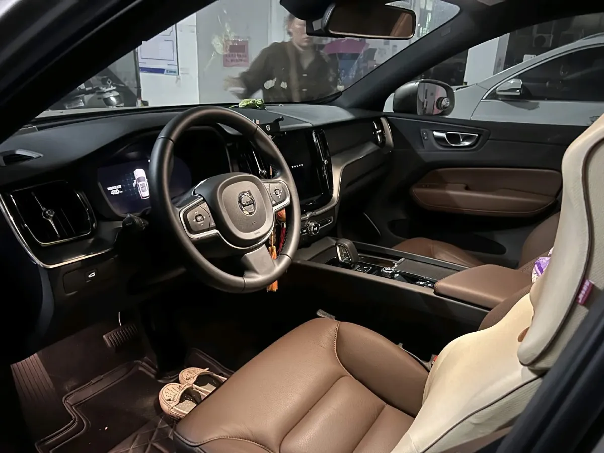 2024 Volvo XC60 2.0T 250HP L4 8AT,autocango,china used car exporter,china ev exporter,chinese used car exporter,chinese used ev exporter