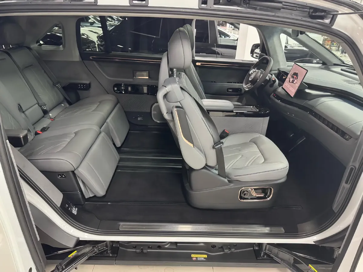 2025 Zeekr MIX BEV 102KWH,autocango,china used car exporter,china ev exporter,chinese used car exporter,chinese used ev exporter