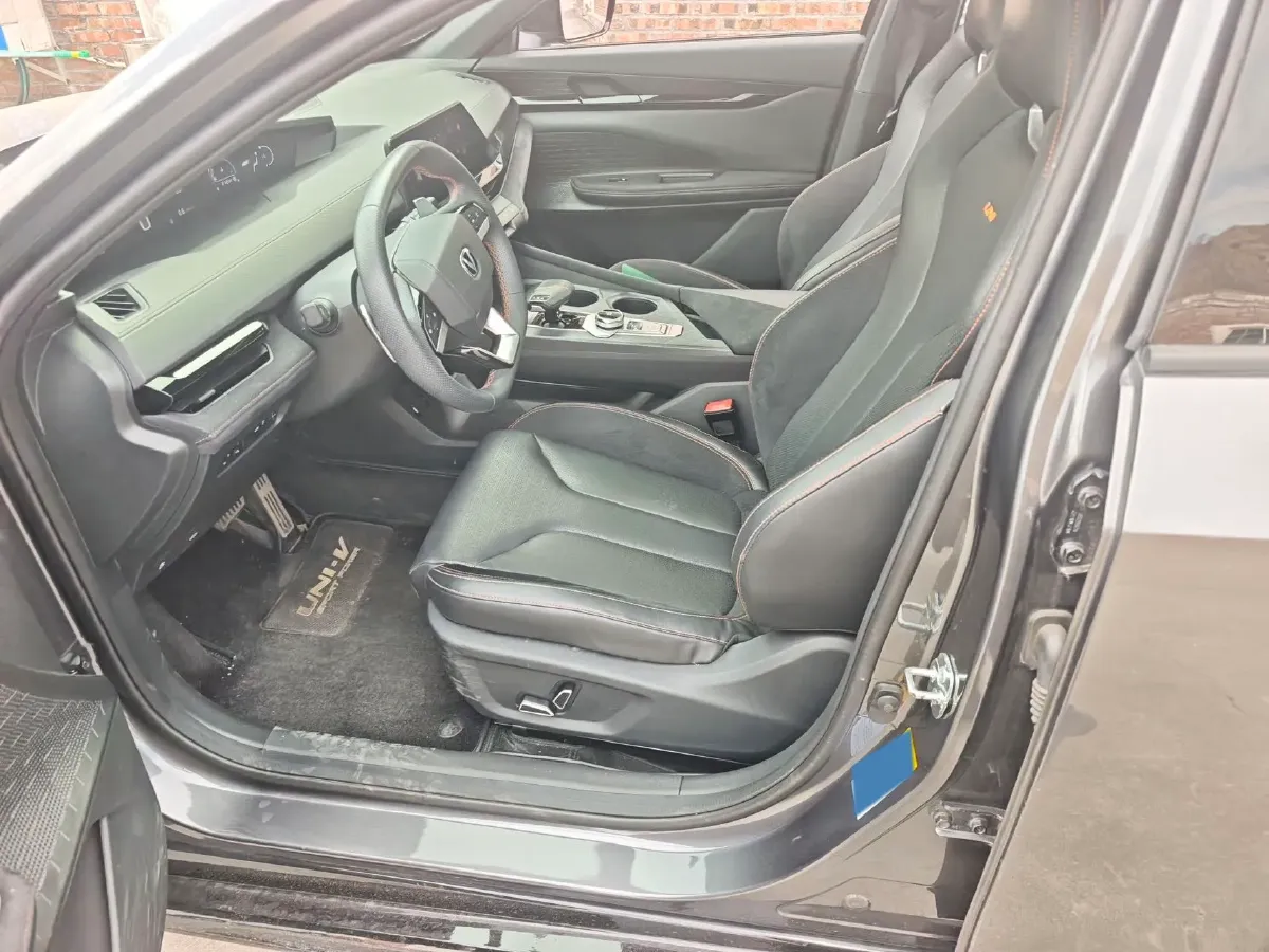 2022 ChangAn UNI-V 2.0T 233HP L4 8AT,autocango,china used car exporter,china ev exporter,chinese used car exporter,chinese used ev exporter