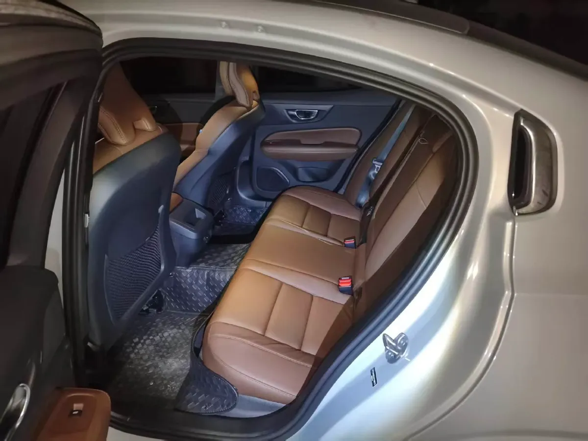 2025 Volvo S60 2.0T 197HP L4 7DCT,autocango,china used car exporter,china ev exporter,chinese used car exporter,chinese used ev exporter