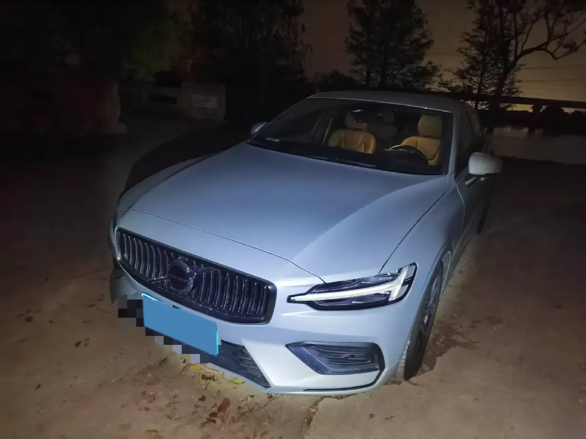 2025 Volvo S60 2.0T 197HP L4 7DCT,autocango,china used car exporter,china ev exporter,chinese used car exporter,chinese used ev exporter