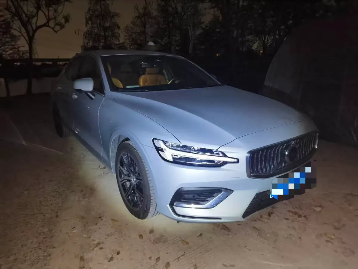 2025 Volvo S60 2.0T 197HP L4 7DCT,autocango,china used car exporter,china ev exporter,chinese used car exporter,chinese used ev exporter