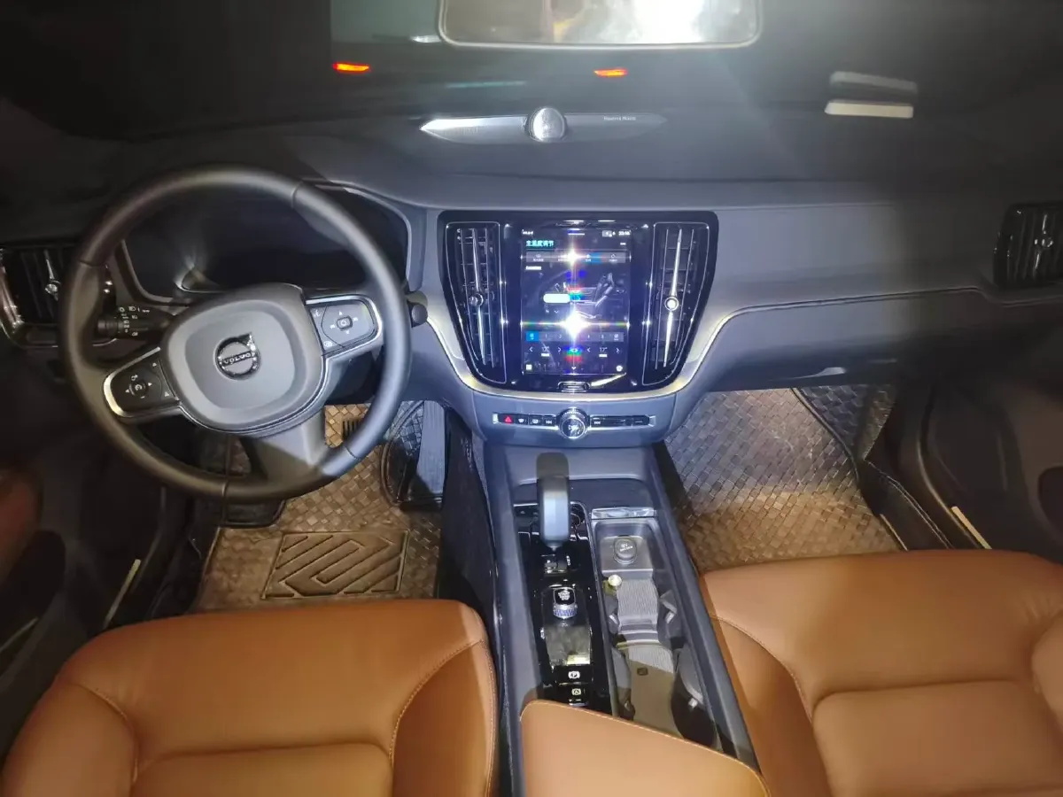 2025 Volvo S60 2.0T 197HP L4 7DCT,autocango,china used car exporter,china ev exporter,chinese used car exporter,chinese used ev exporter