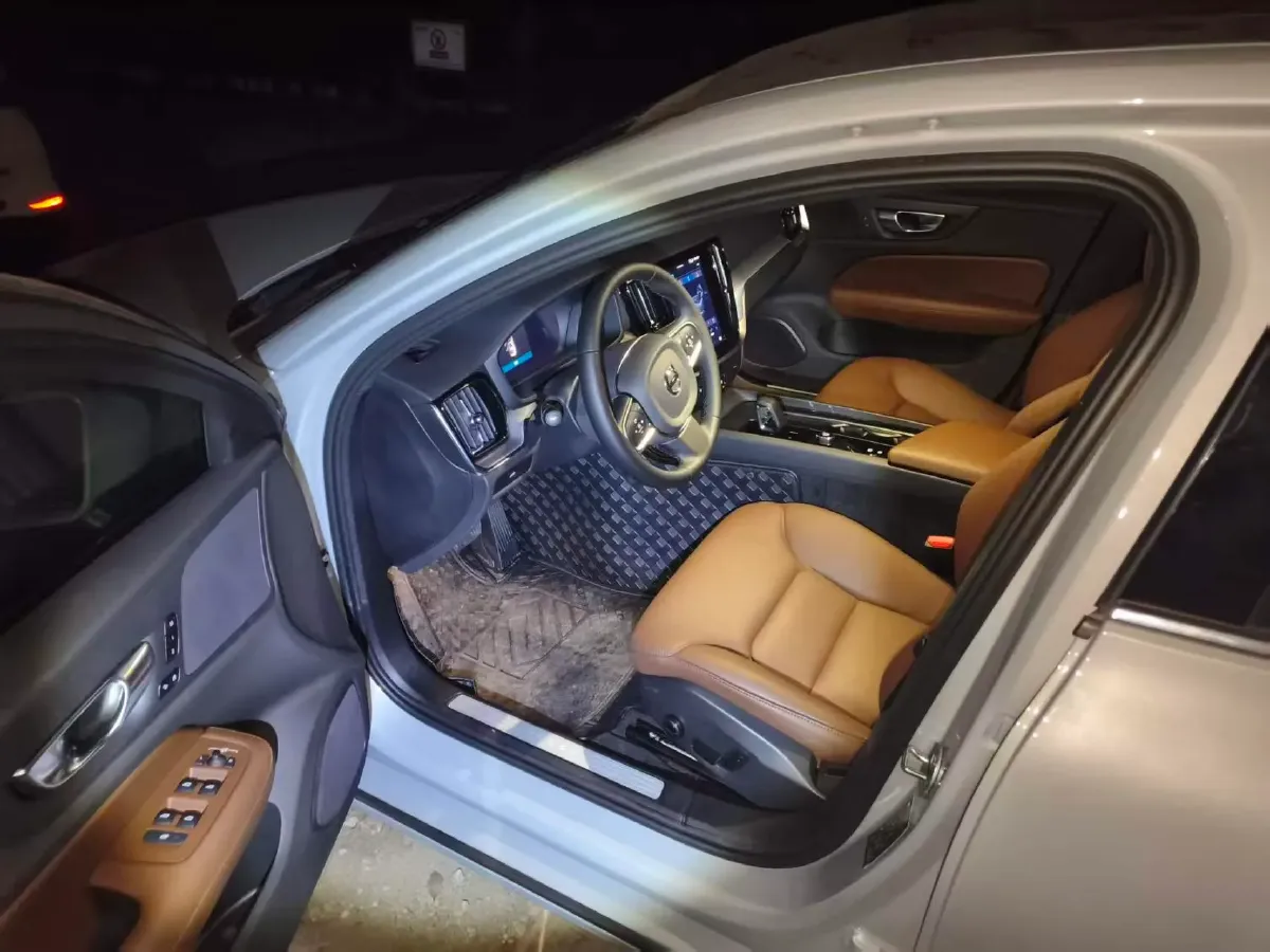 2025 Volvo S60 2.0T 197HP L4 7DCT,autocango,china used car exporter,china ev exporter,chinese used car exporter,chinese used ev exporter