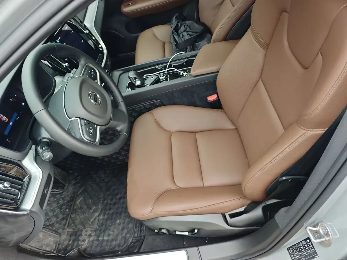 2025 Volvo S60 2.0T 197HP L4 7DCT,autocango,china used car exporter,china ev exporter,chinese used car exporter,chinese used ev exporter