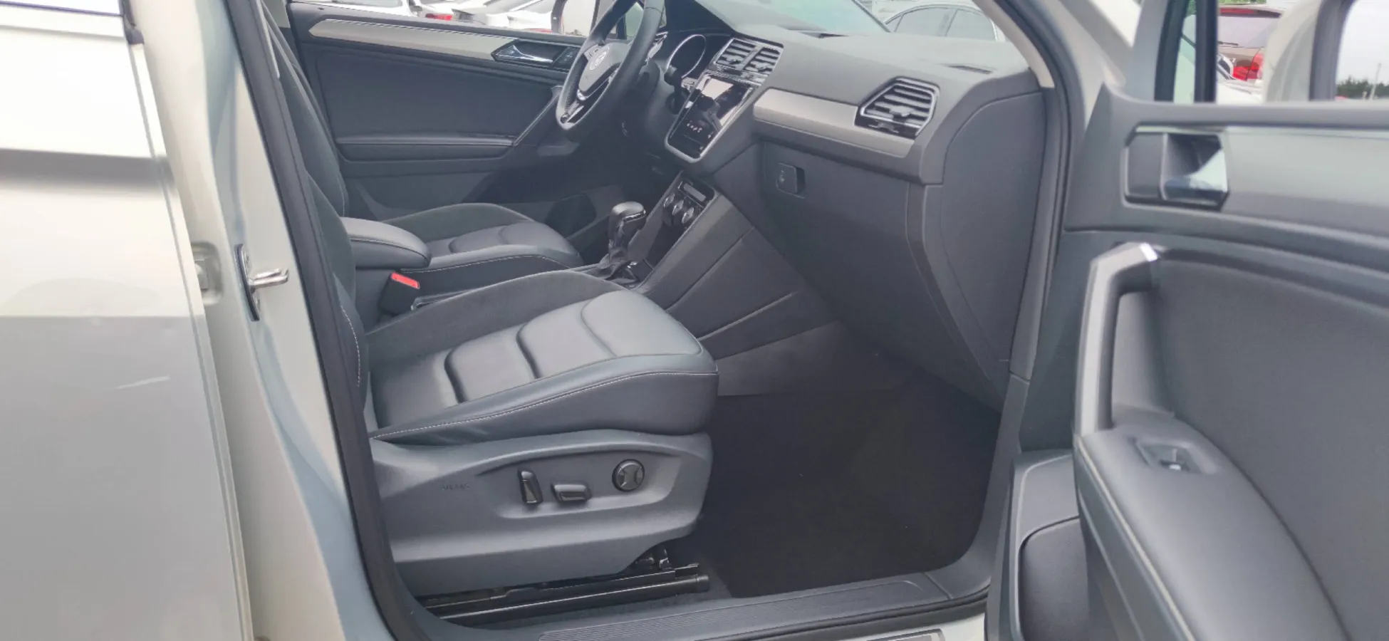 2019 Volkswagen Tiguan L 2.0T 186HP L4 7DCT,autocango,china used car exporter,china ev exporter,chinese used car exporter,chinese used ev exporter