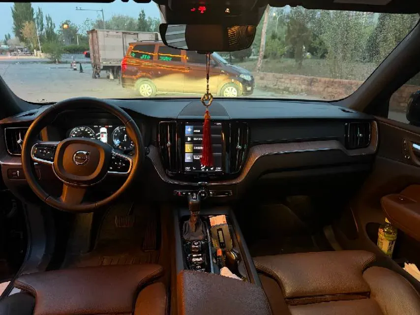 2021 Volvo XC60 2.0T 250HP L4 8AT,autocango,china used car exporter,china ev exporter,chinese used car exporter,chinese used ev exporter