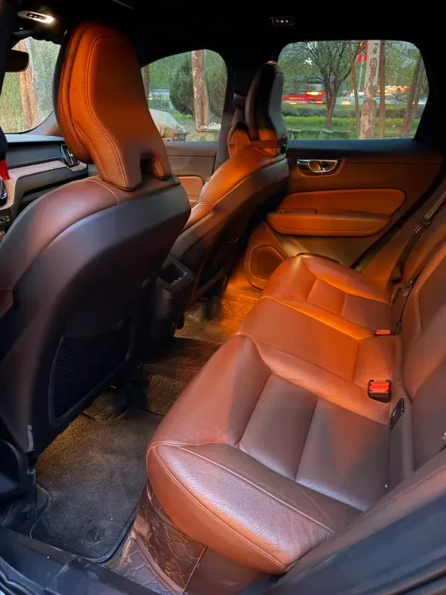 2021 Volvo XC60 2.0T 250HP L4 8AT,autocango,china used car exporter,china ev exporter,chinese used car exporter,chinese used ev exporter