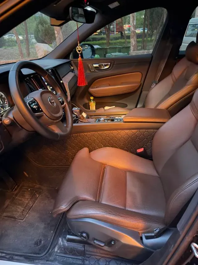 2021 Volvo XC60 2.0T 250HP L4 8AT,autocango,china used car exporter,china ev exporter,chinese used car exporter,chinese used ev exporter