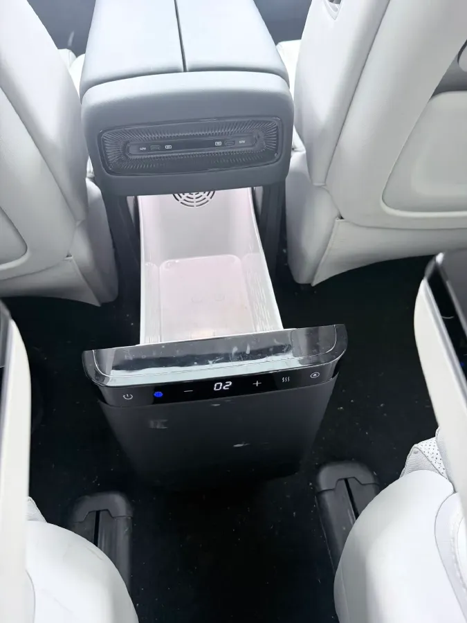 2025 Voyah Dream 1.5T 150HP L4 PHEV 41.7KWH,autocango,china used car exporter,china ev exporter,chinese used car exporter,chinese used ev exporter