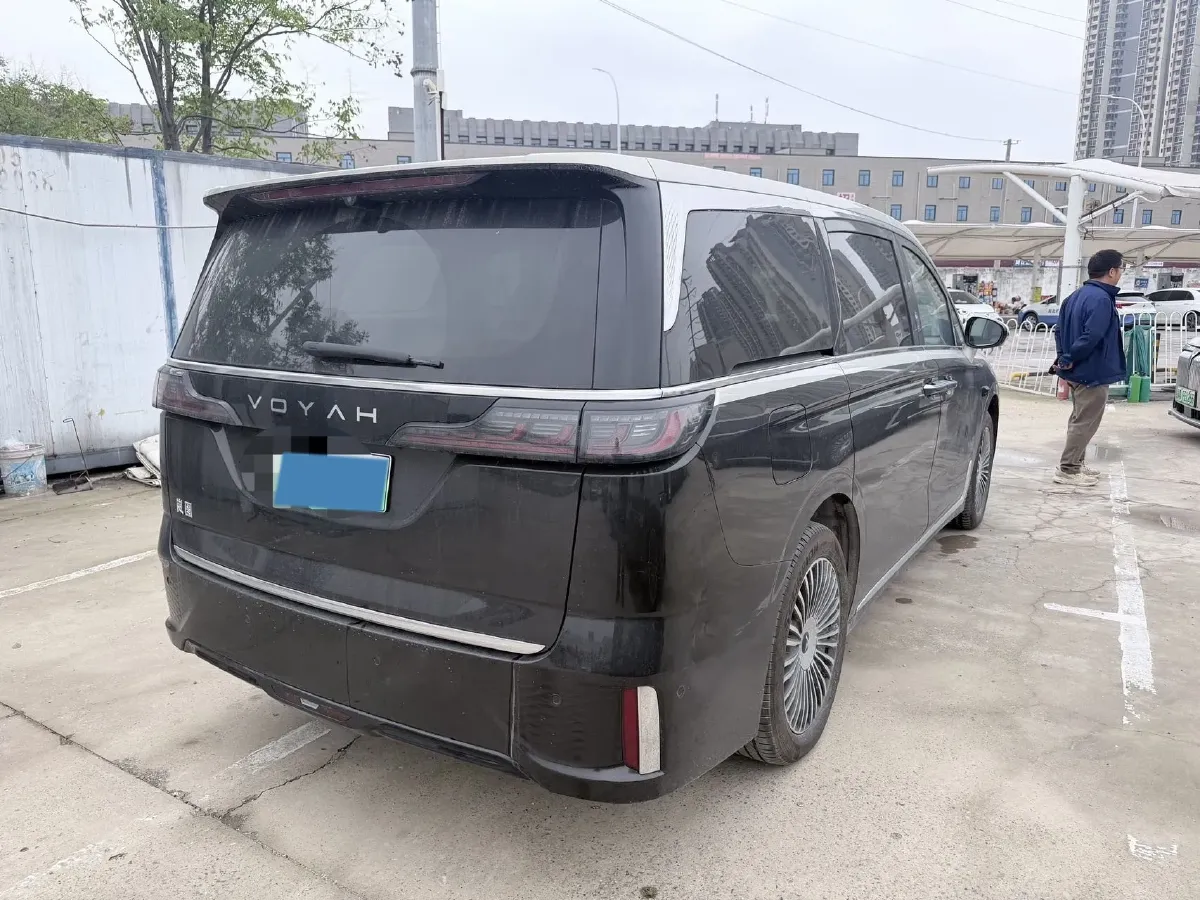 2025 Voyah Dream 1.5T 150HP L4 PHEV 41.7KWH,autocango,china used car exporter,china ev exporter,chinese used car exporter,chinese used ev exporter