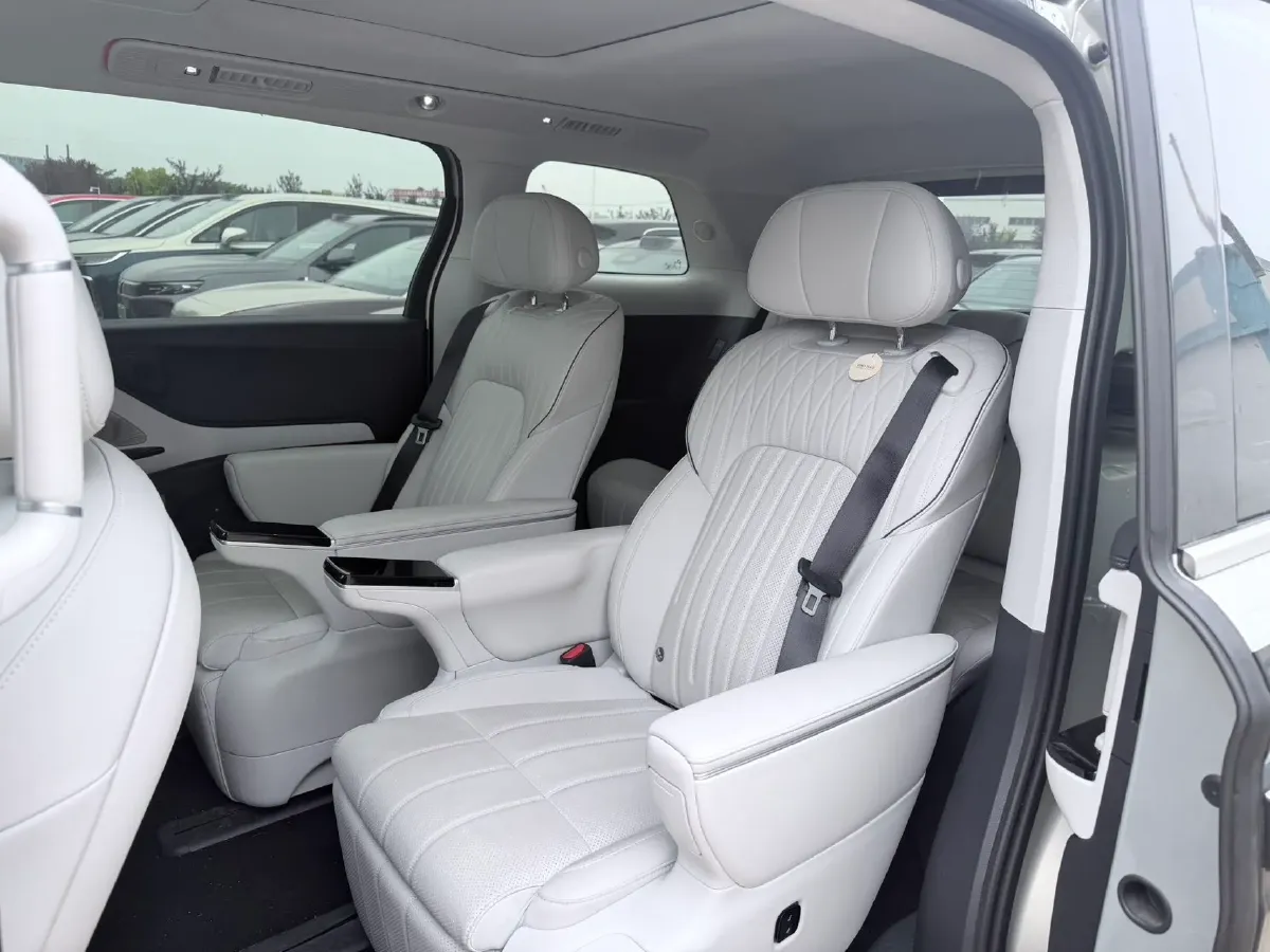 2025 Voyah Dream 1.5T 150HP L4 PHEV 41.7KWH,autocango,china used car exporter,china ev exporter,chinese used car exporter,chinese used ev exporter