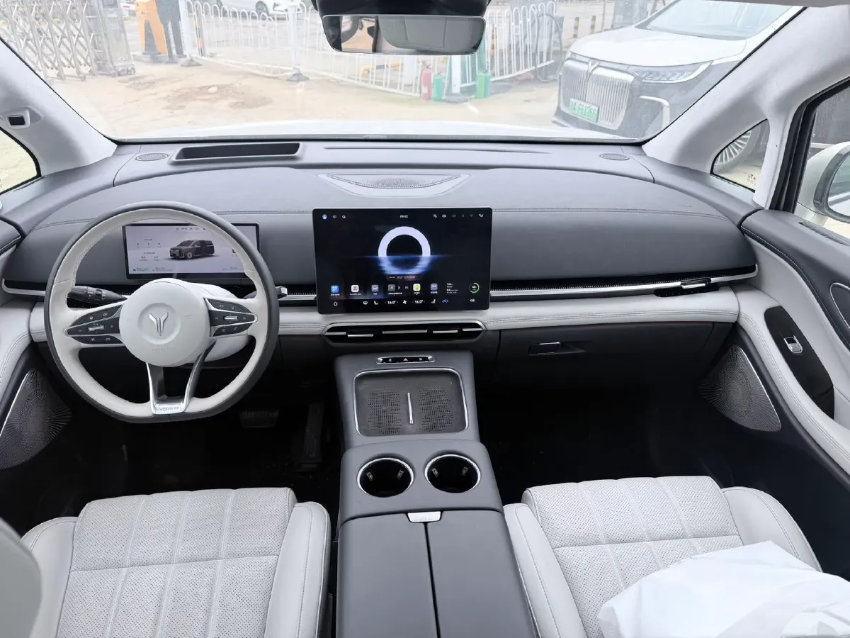 2025 Voyah Dream 1.5T 150HP L4 PHEV 41.7KWH,autocango,china used car exporter,china ev exporter,chinese used car exporter,chinese used ev exporter