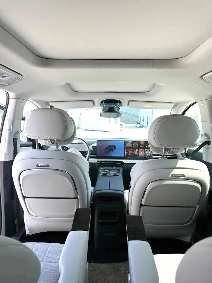 2025 Voyah Dream 1.5T 150HP L4 PHEV 41.7KWH,autocango,china used car exporter,china ev exporter,chinese used car exporter,chinese used ev exporter