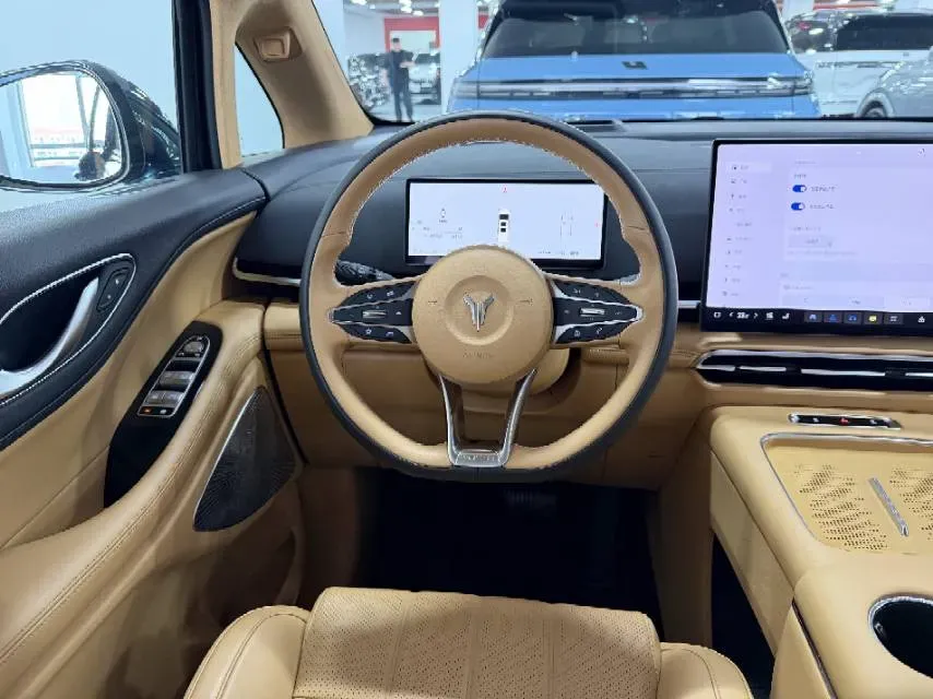 2025 Voyah Dream 1.5T 150HP L4 PHEV 41.7KWH,autocango,china used car exporter,china ev exporter,chinese used car exporter,chinese used ev exporter