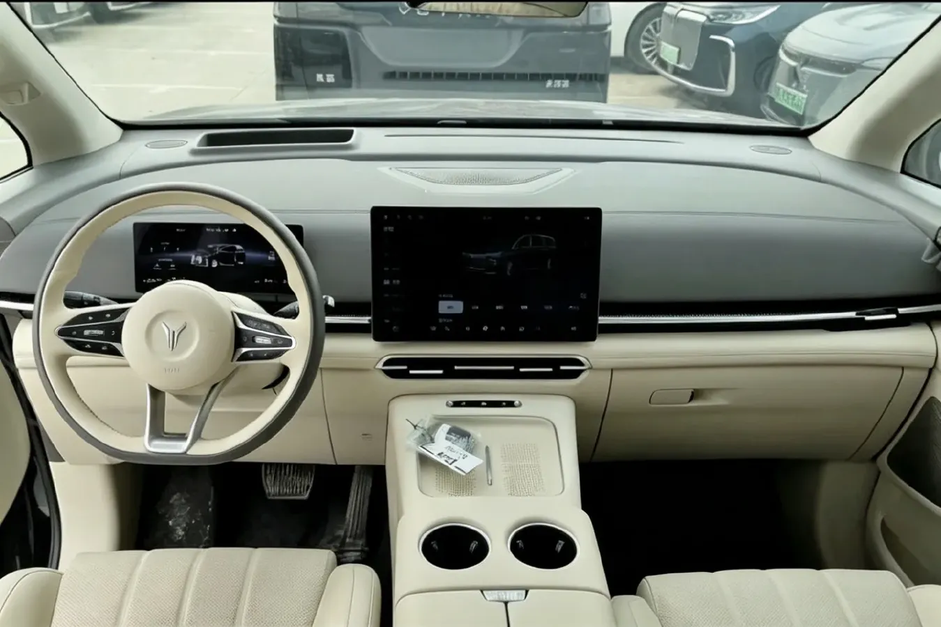 2025 Voyah Dream BEV 108.7KWH,autocango,china used car exporter,china ev exporter,chinese used car exporter,chinese used ev exporter