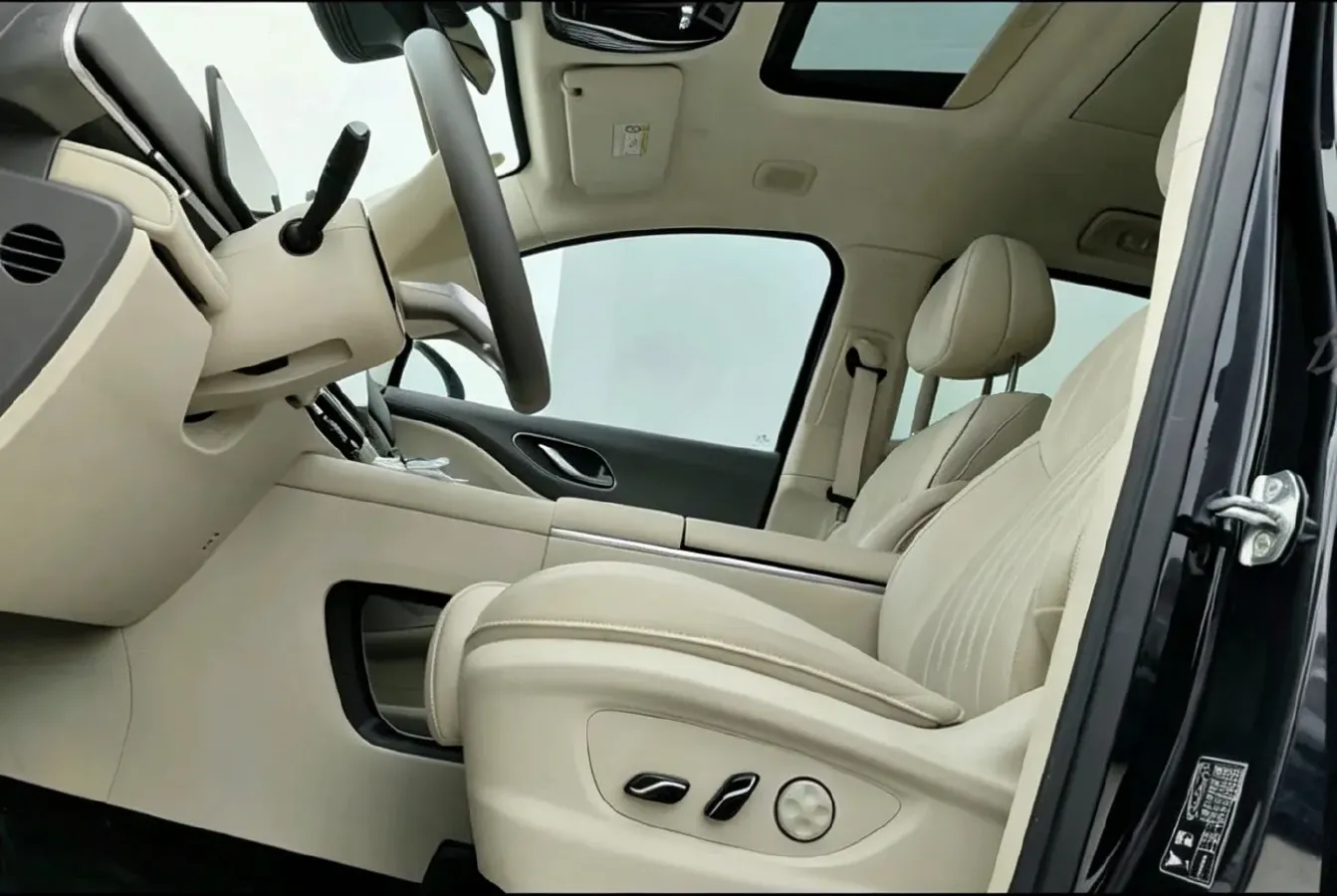 2025 Voyah Dream BEV 108.7KWH,autocango,china used car exporter,china ev exporter,chinese used car exporter,chinese used ev exporter