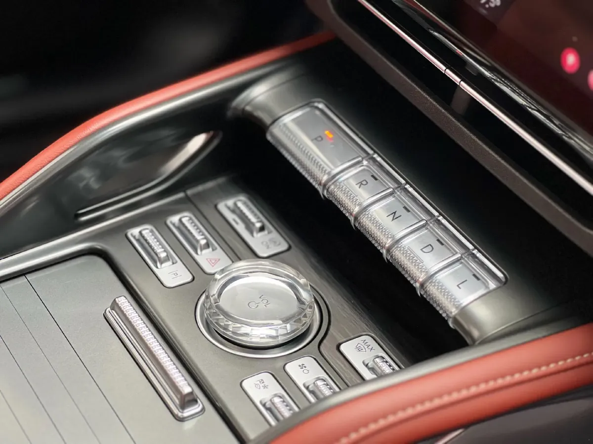 2025 Lincoln Nautilus 2.0T 282HP L4 E-CVT Hybrid,autocango,china used car exporter,china ev exporter,chinese used car exporter,chinese used ev exporter