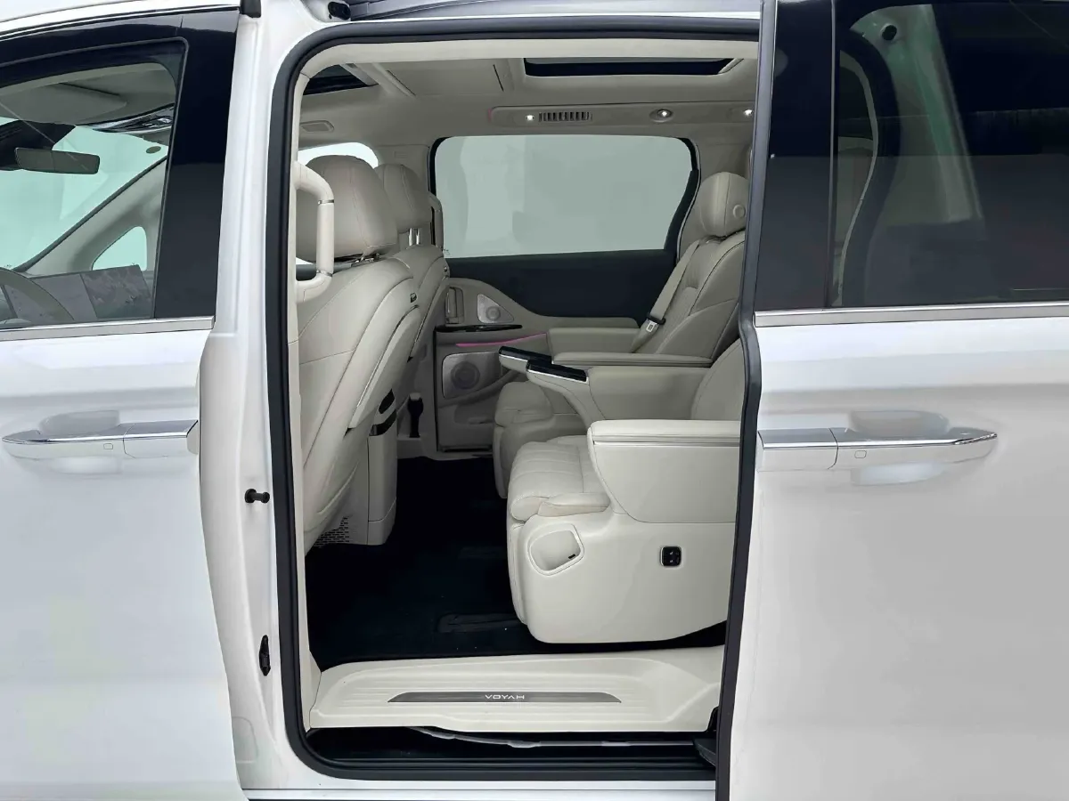 2025 Voyah Dream BEV 108.7KWH,autocango,china used car exporter,china ev exporter,chinese used car exporter,chinese used ev exporter