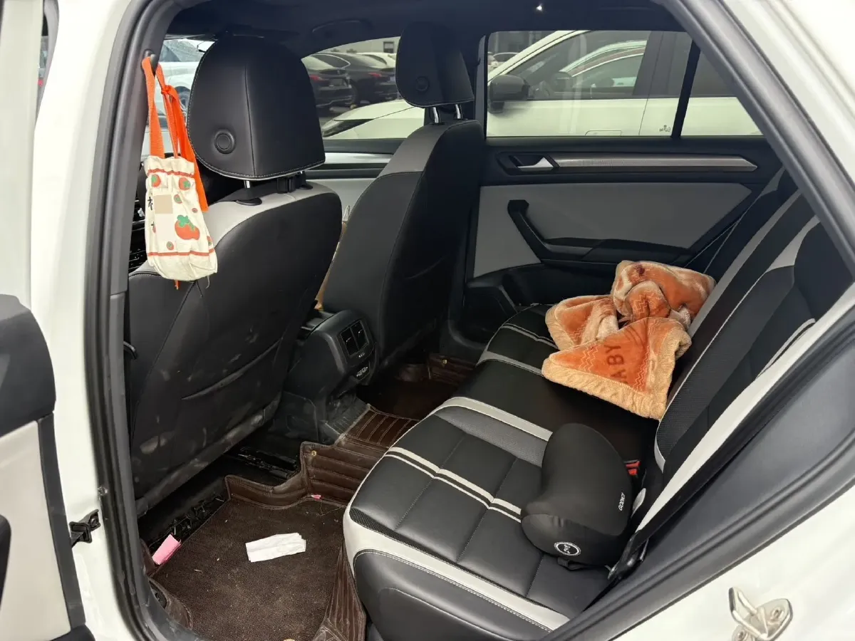 2023 Volkswagen T-Roc 1.5T 160HP L4 7DCT,autocango,china used car exporter,china ev exporter,chinese used car exporter,chinese used ev exporter