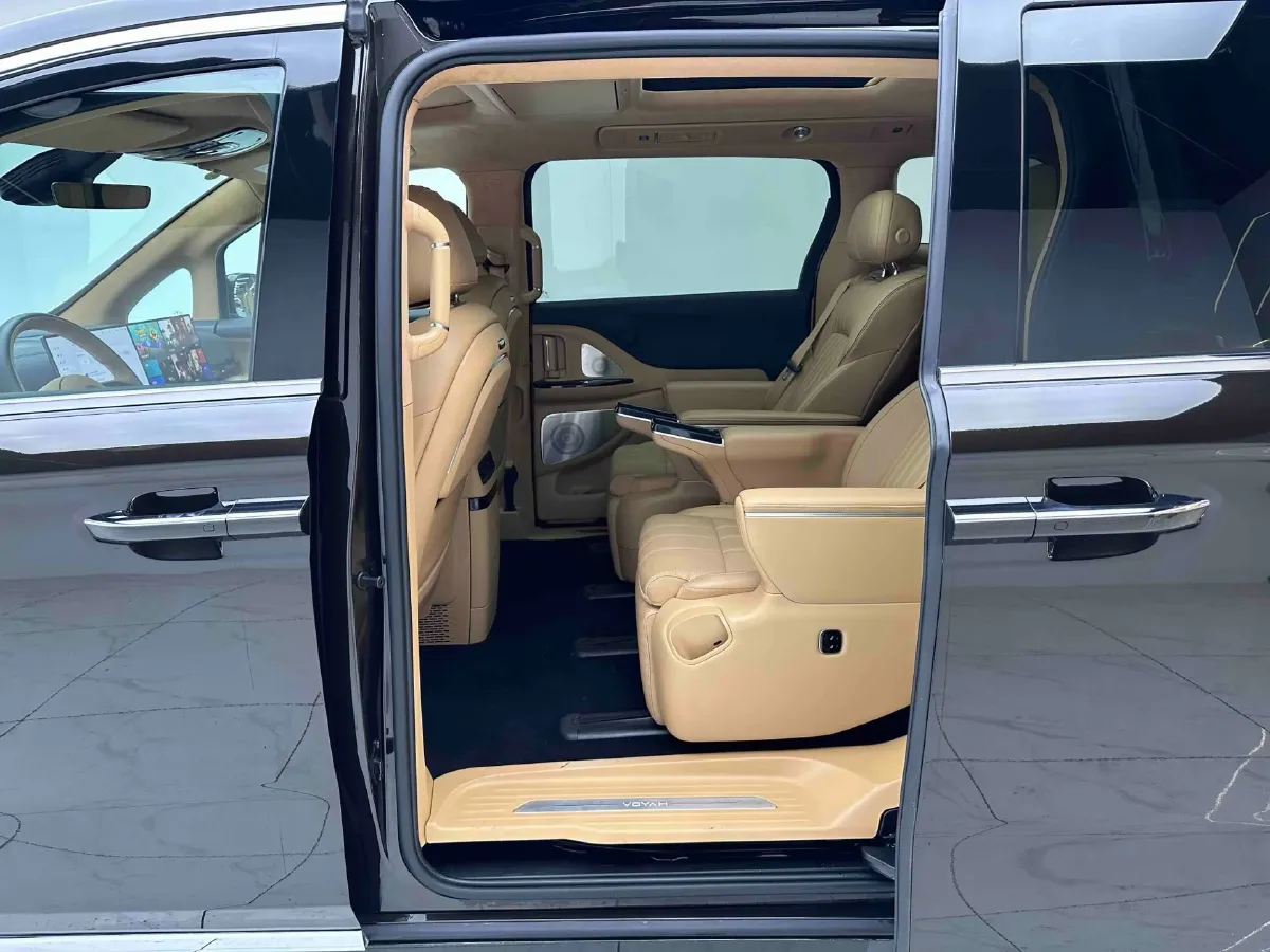 2025 Voyah Dream 1.5T 150HP L4 PHEV 41.7KWH,autocango,china used car exporter,china ev exporter,chinese used car exporter,chinese used ev exporter