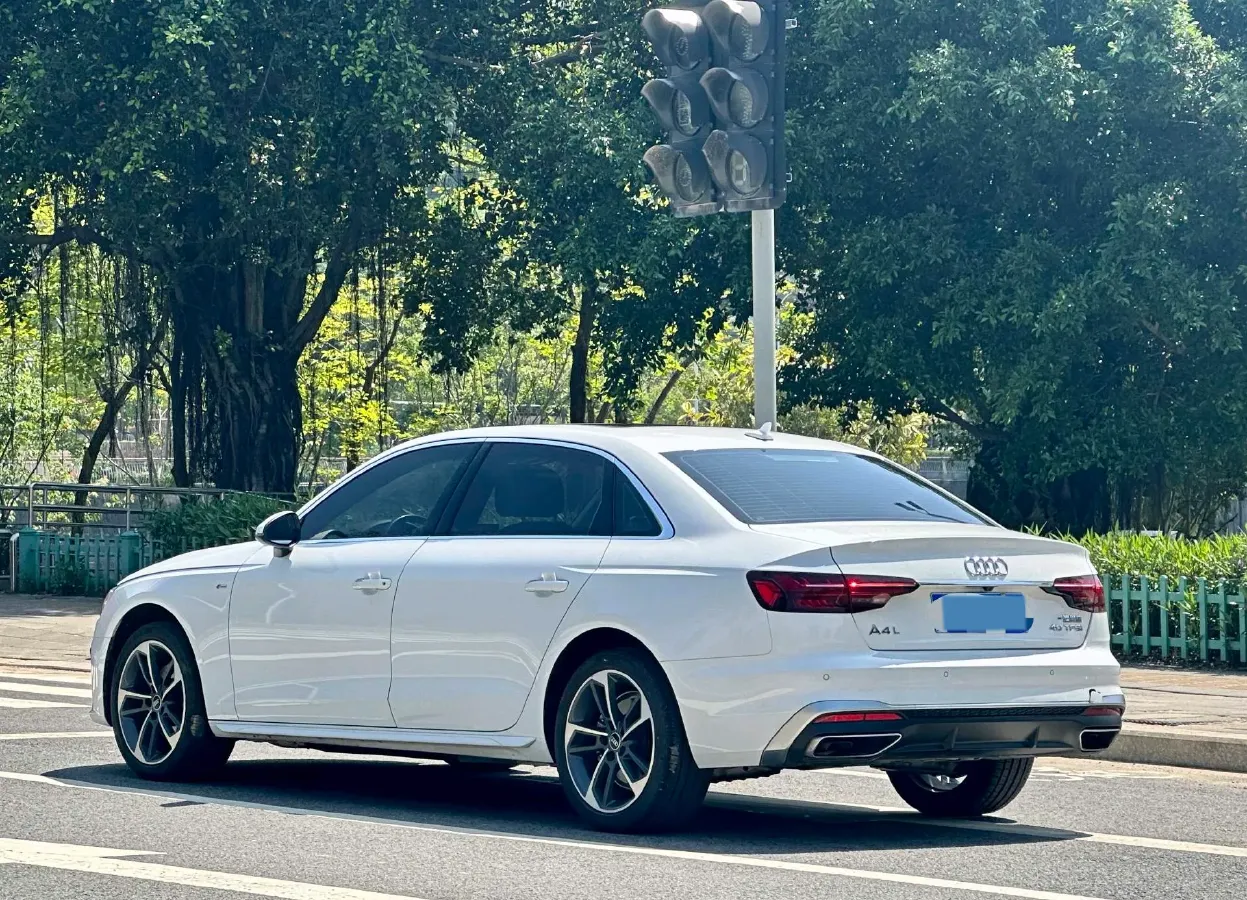 2024 Audi A4L 2.0T 190HP L4 7DCT,autocango,china used car exporter,china ev exporter,chinese used car exporter,chinese used ev exporter