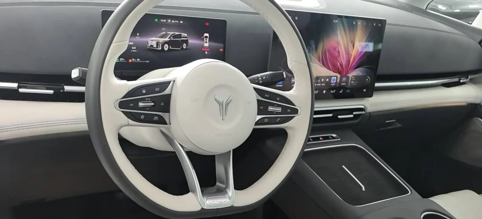 2025 Voyah Dream 1.5T 150HP L4 PHEV 41.7KWH,autocango,china used car exporter,china ev exporter,chinese used car exporter,chinese used ev exporter