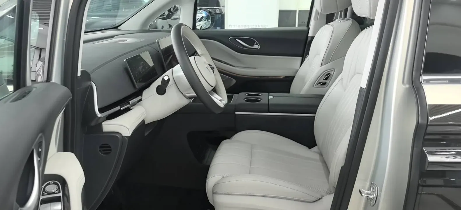 2025 Voyah Dream 1.5T 150HP L4 PHEV 41.7KWH,autocango,china used car exporter,china ev exporter,chinese used car exporter,chinese used ev exporter