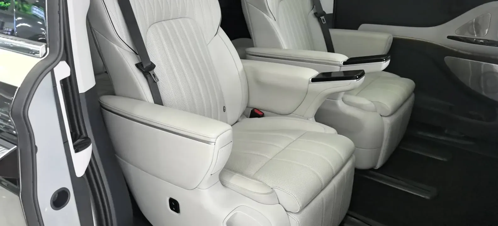 2025 Voyah Dream 1.5T 150HP L4 PHEV 41.7KWH,autocango,china used car exporter,china ev exporter,chinese used car exporter,chinese used ev exporter