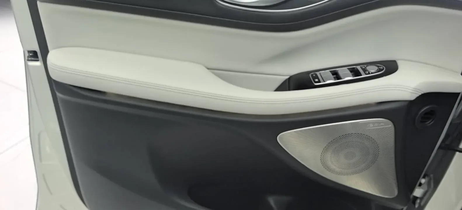 2025 Voyah Dream 1.5T 150HP L4 PHEV 41.7KWH,autocango,china used car exporter,china ev exporter,chinese used car exporter,chinese used ev exporter