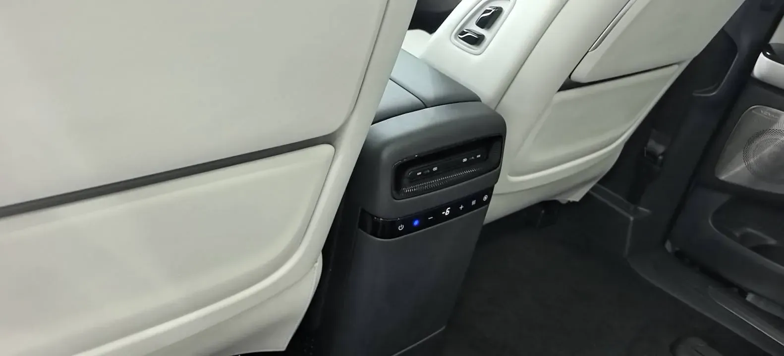 2025 Voyah Dream 1.5T 150HP L4 PHEV 41.7KWH,autocango,china used car exporter,china ev exporter,chinese used car exporter,chinese used ev exporter