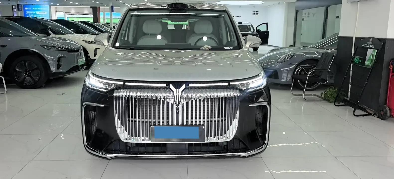 2025 Voyah Dream 1.5T 150HP L4 PHEV 41.7KWH,autocango,china used car exporter,china ev exporter,chinese used car exporter,chinese used ev exporter