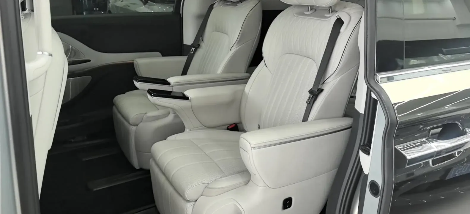 2025 Voyah Dream 1.5T 150HP L4 PHEV 41.7KWH,autocango,china used car exporter,china ev exporter,chinese used car exporter,chinese used ev exporter